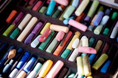 Sanatçılar studio. Bir kutu pastel. Çalışmalarında kırık birçok farklı boya kalemi.