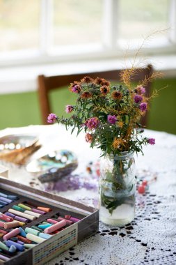 Sanatçılar studio. Bir kutu pastel. Çalışmalarında kırık birçok farklı boya kalemi.