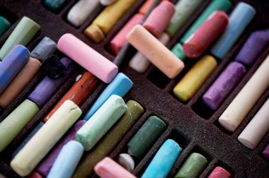 Sanatçılar studio. Bir kutu pastel. Çalışmalarında kırık birçok farklı boya kalemi.