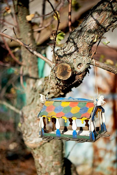 木造住宅、庭の木に巣箱が描かれています。鳥の心配そして供給. — ストック写真