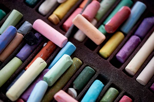 Estudio de artistas.Caja de pasteles.Muchos lápices de colores diferentes, roto en la obra . Imagen de archivo