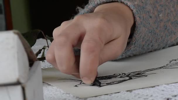 Художник рисует хаве. Творческий процесс живописи . — стоковое видео