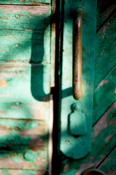 Oude groene deur of muur van een houten huis in rustieke stijl, met de schillen verf. — Stockfoto