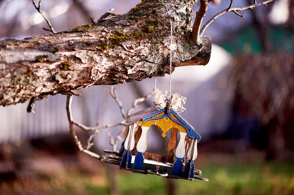 Casa di legno dipinta birdhouse su un albero nel giardino.Cura e alimentazione degli uccelli . — Foto Stock