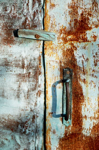 Textury rezavý kov s modrou barvou s rukojetí a úlovku. Dveře stodoly nebo. Úzce — Stock fotografie