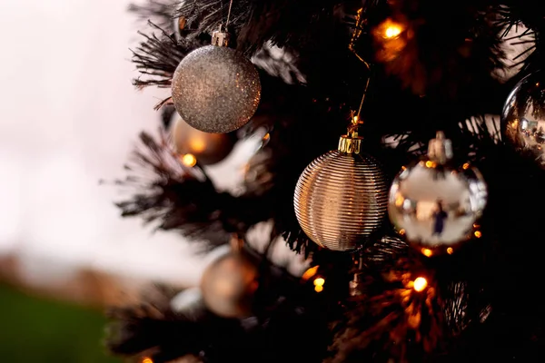 Bolas en el árbol de Navidad, una cálida luz festiva — Foto de Stock