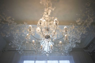 Tavan altında çeşitli kristal avizeler. Lüks ve parlaklık