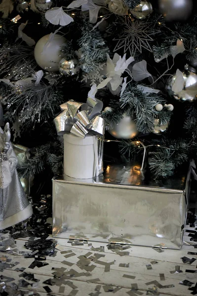 Presente papel de embrulho de prata sob a árvore de Natal no ano novo . — Fotografia de Stock