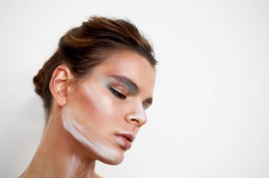 Güzel model. Profil, boya konturlarının yüzünde makyaj duruyor. Yaratıcı kişi. Köprücük