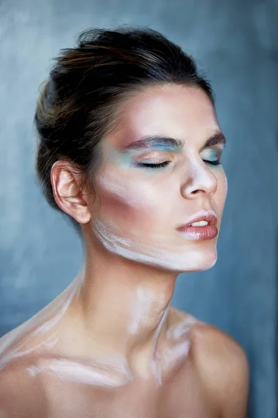 Modelo de niña con maquillaje creativo, pinceladas en la cara.Persona creativa. Ojos cerrados, estado de sueño y felicidad. Escultura viva —  Fotos de Stock