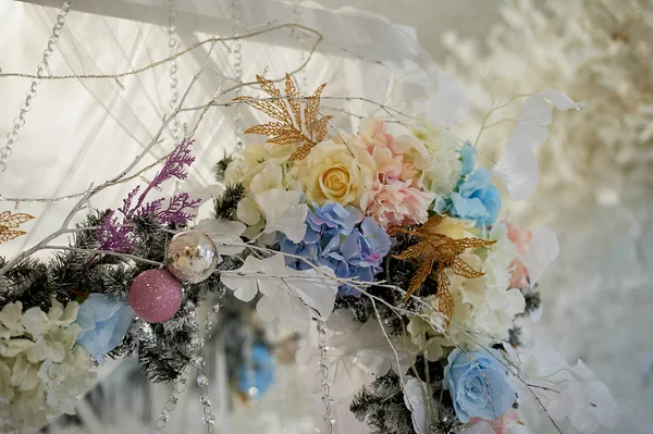 室内装饰, 珠子的吊坠花环, 球, 闪亮的水钻和鲜花。在蓝色和白色的方案中. — 图库照片