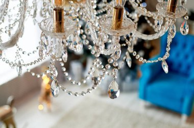 Tavan altında çeşitli kristal avizeler. Lüks ve parlaklık