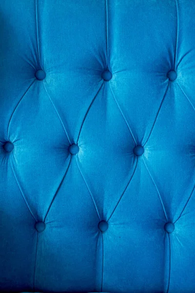 Texture, rembourrage classique canapé bleu avec boutons en tissu léger . — Photo