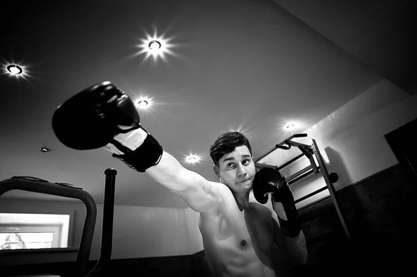 Ein junger starker Mann trainiert im Boxen. Aggressivität, Sport und ein gesunder Lebensstil. — Stockfoto
