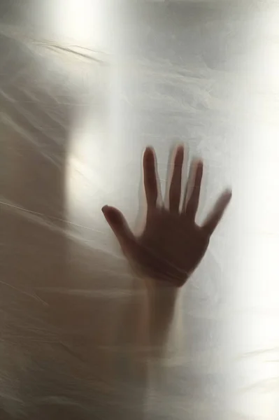 Manos a través de la película clara.Hermosas manos femeninas delicadas. Un símbolo de ilusión e irrealidad . — Foto de Stock