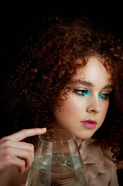 Een meisje met weelderige krullend rood haar. In de buurt van een ketel met water. Mysterie, een voorgevoel van de toekomst. Zijn reflectie. Kijk in jezelf. Selfknowledge — Stockfoto