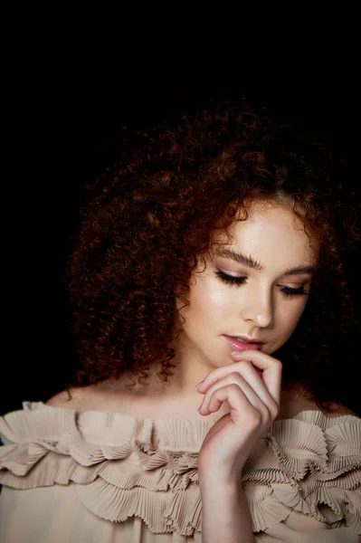 Una chica con pelo rojo rizado exuberante. Delicado maquillaje con pestañas postizas en estilo muñeca. Ruches color crema . —  Fotos de Stock