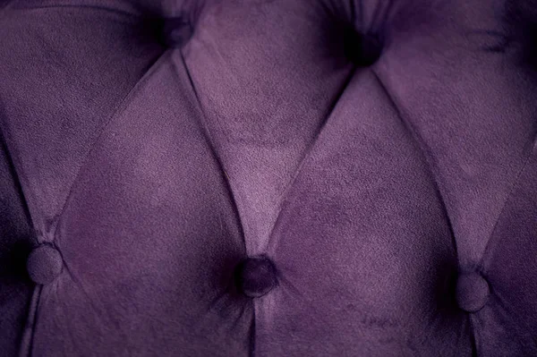 Texture, rembourrage classique de canapé violet avec boutons en tissu léger . — Photo