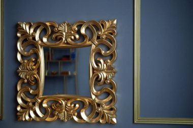 Klasik gri duvarlar zemin üzerine altın oyma çerçevesindeki ayna