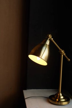 Altın renkli metal masa lambası. Sıcak sıcaklık lambası ile