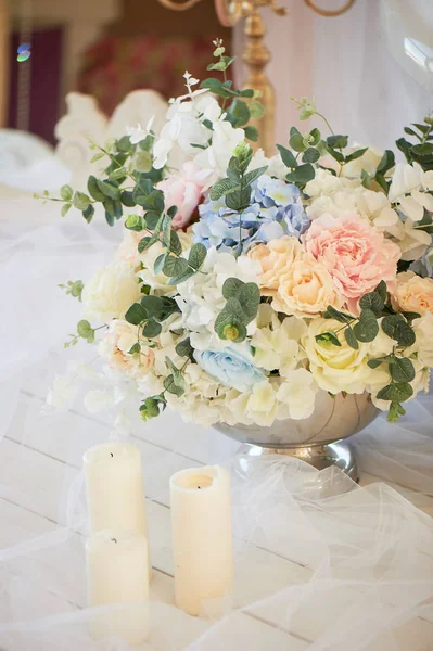 Jarrón de metal con flores y velas blancas. Ambiente romántico —  Fotos de Stock