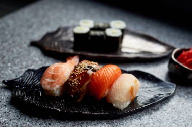 El yapımı seramik üzerine Japon mutfağı.