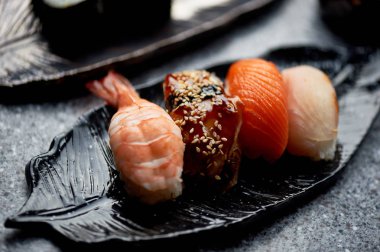 El yapımı seramik üzerine Japon mutfağı.