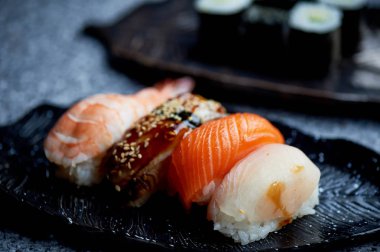 El yapımı seramik üzerine Japon mutfağı.