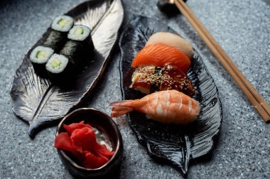 El yapımı seramik üzerine Japon mutfağı.