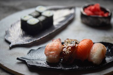 El yapımı seramik üzerine Japon mutfağı.