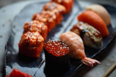 El yapımı seramik üzerine Japon mutfağı.