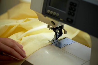 Bir daktilo dikiş elbise kapatın. Atelier, bireysel yaklaşım.