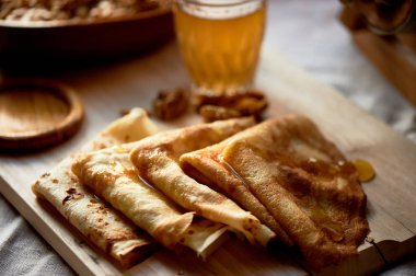 Bal likörü ve krep. Kış için Rus yemek Shrove Tuesday.Farewell için