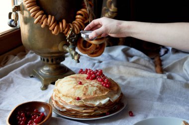 Bir sürü koyun Rus eski semaver. Çay içme geleneği