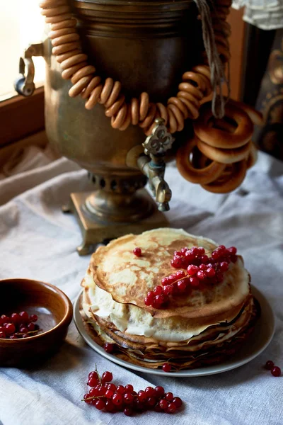 Ruští staré samovar s tlupou ovcí. Tradice pití čaje — Stock fotografie