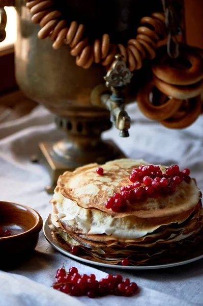 Ruští staré samovar s tlupou ovcí. Tradice pití čaje — Stock fotografie