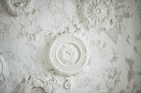 Stucco su una parete bianca con intonaco antico.Texture — Foto Stock