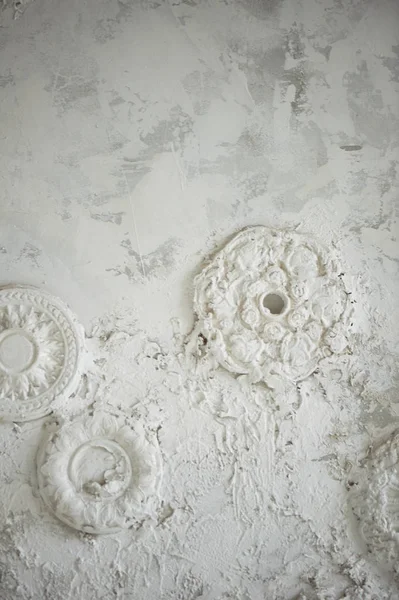 Stucwerk op een witte muur met oude pleister. Textuur — Stockfoto