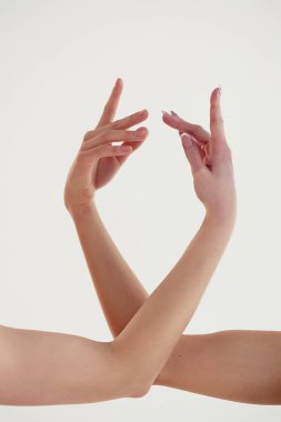 Güzel dansçıların ellerini bükülmüş . Yakın