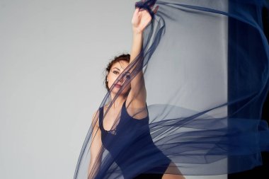 Siyah tayt ince bir jimnastikçi gelişir mavi bir şifon ile dans eder. Dans Estetiği