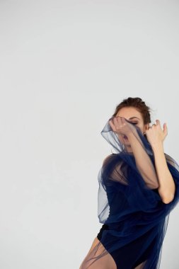 Siyah tayt ince bir jimnastikçi gelişir mavi bir şifon ile dans eder. Dans Estetiği