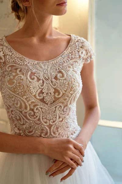 Mani graziose della sposa con dita sottili e pennelli.Nervoso prima della cerimonia.Bellissimo abito in pizzo, perfettamente seduto sulla figura . — Foto Stock