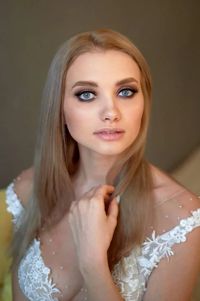 Ritratto di una bella sposa in un abito di merletto.Trucco occhi fumosi, enfasi sugli occhi. Capelli lunghi e fluenti . — Foto Stock