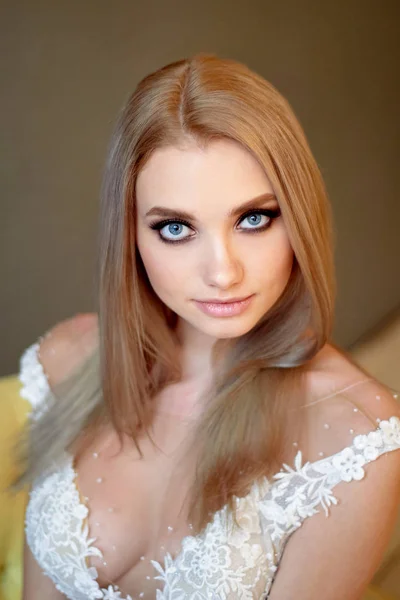 Portrait of a beautiful bride in a lace dress.Makeup smoky eyes, emphasis on eyes. Long flowing hair. — Stock Photo, Image