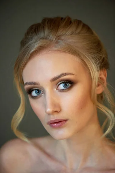 Portrét nádherné miniaturní nevěsty v krajních šatech. Vlasy s kadeřemi. Důraz na make-up na očích. Blondýna. — Stock fotografie