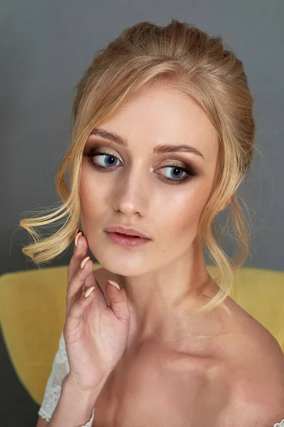 Portrét nádherné miniaturní nevěsty v krajních šatech. Vlasy s kadeřemi. Důraz na make-up na očích. Blondýna. — Stock fotografie