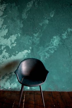Turkuaz ve leylak duvarının dokulu arka plan üzerinde sandalye. Smears.Minimalizm tarzı.