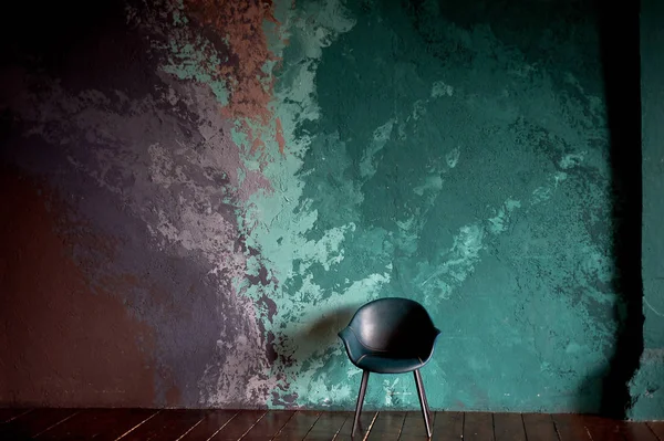 청록색과 라일락의 벽의 질감 배경에 의자. 얼룩.미니멀리즘의 스타일. — 스톡 사진