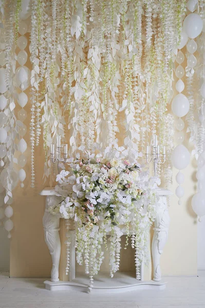 Květinové Garland na stěně jako prvek sváteční, svatební výzdoby. Lehký tón. Dekorativní krb. — Stock fotografie