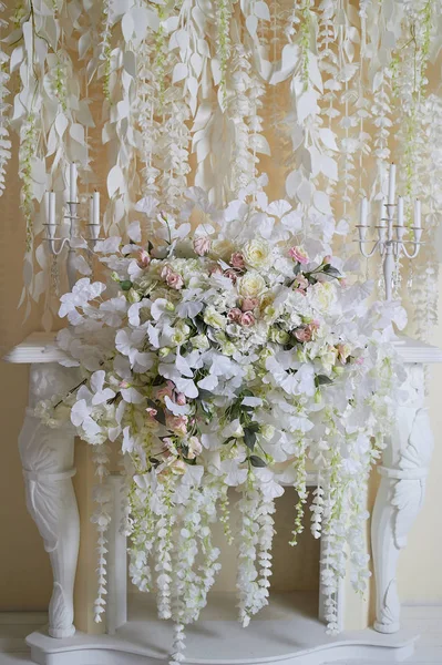 Guirnalda de flores en la pared como un elemento de fiesta, decoración de la boda. tone.Decorative luz chimenea . — Foto de Stock